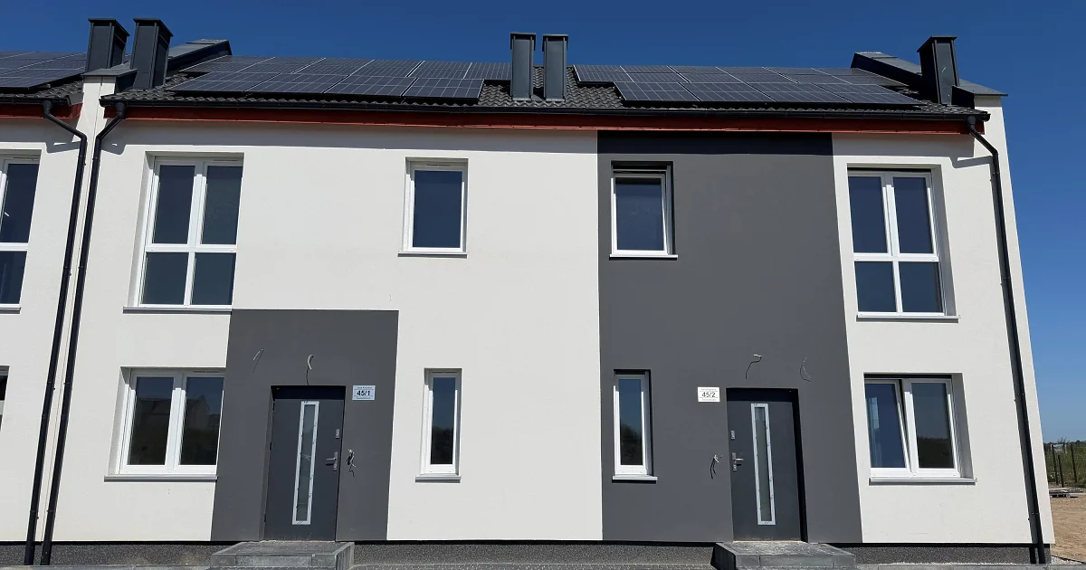 Weitere Bewohner erhalten die Schlüssel zu ihren neuen Häusern in Gwiazdowo